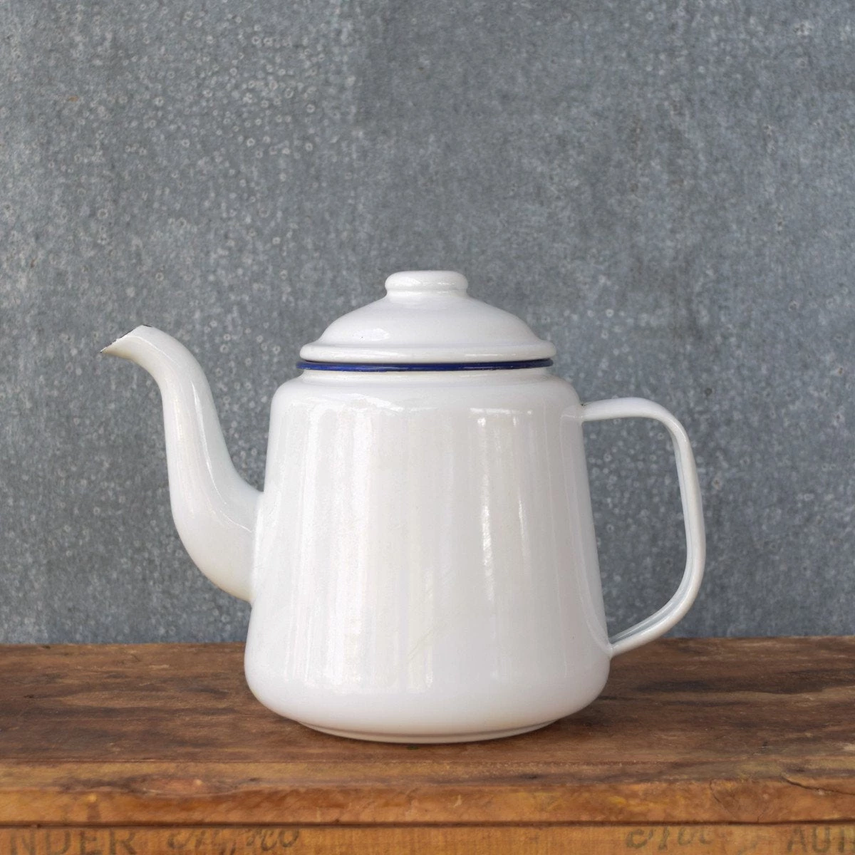 Falcon Enamelware Falcon Enamel Tea Pot 1.5 Litres 3 Falcon Enamelware Falcon Enamel Tea Pot 1.5 Litres
